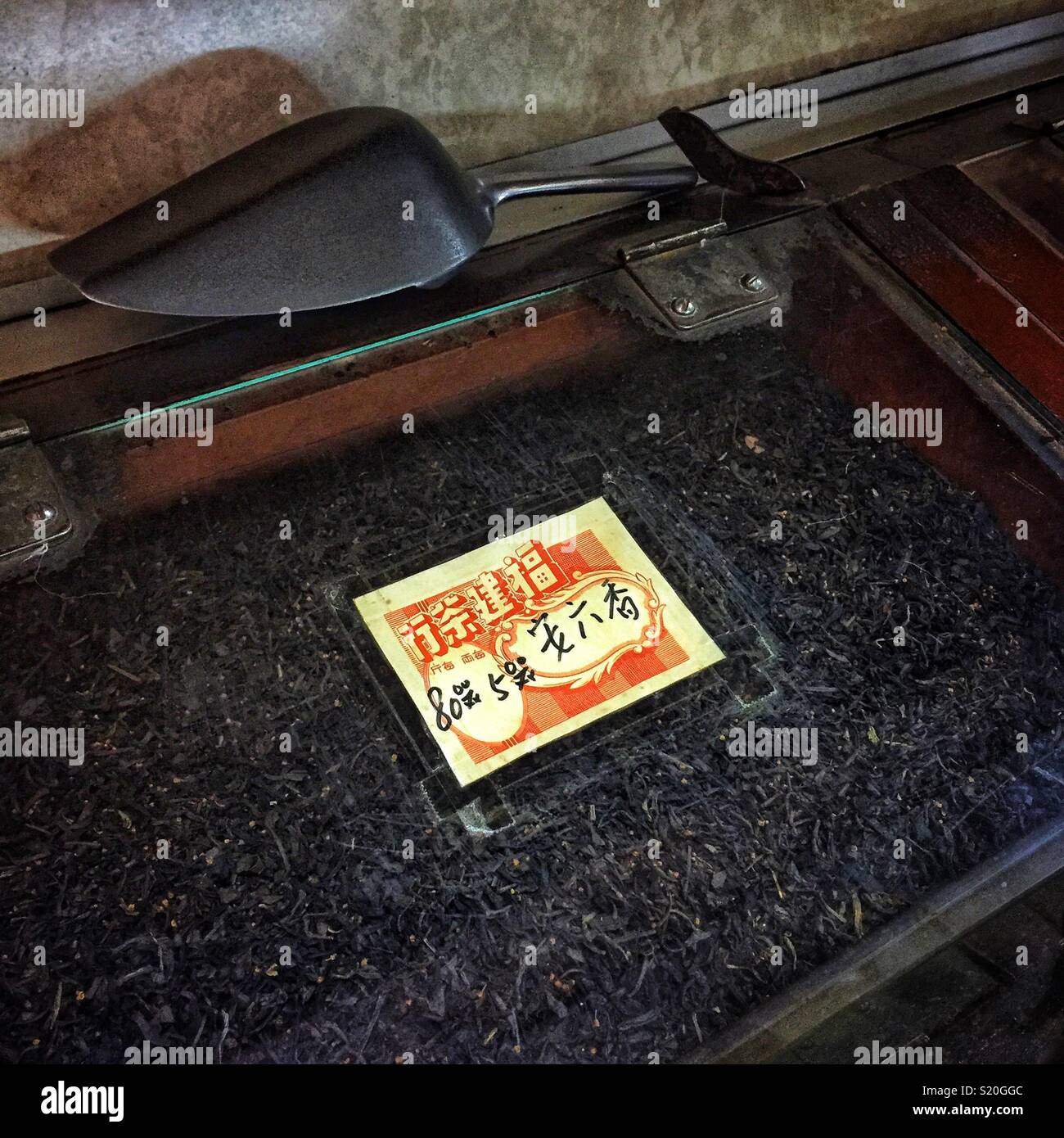 Lose schwarz chinesischen Tee zum Verkauf in einem Laden in Sheung Wan, Hong Kong Island - Smartphone-aufgenommenes Stockfoto