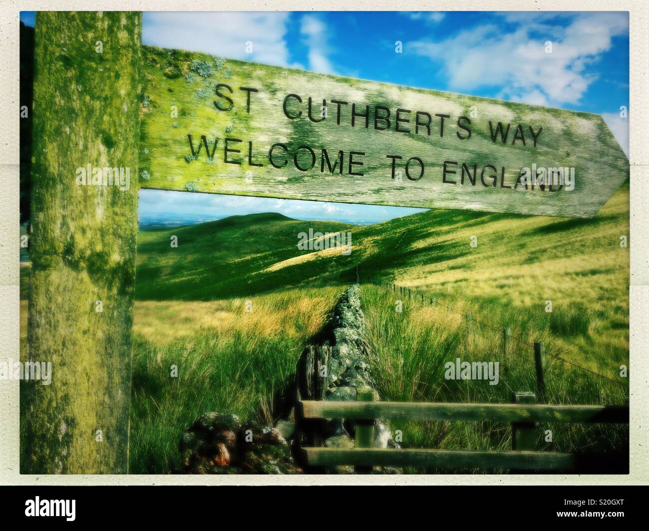 Nach England Wegweiser auf der schottischen Grenze entlang St Cuthberts Willkommen Stockfoto