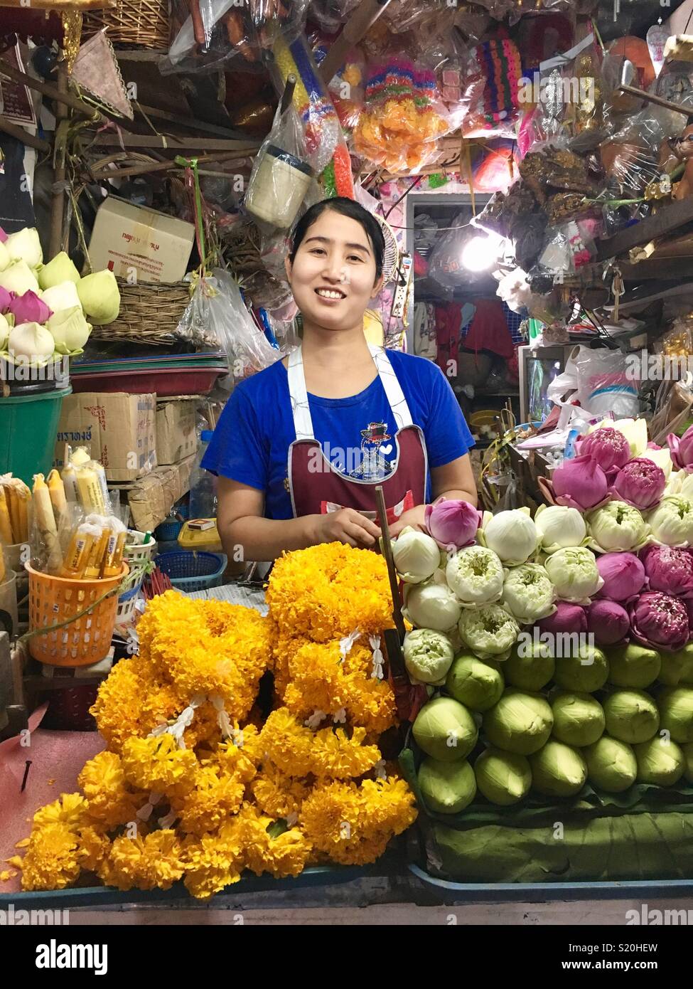 Verkäuferin Chiang Mai, Thailand: Blumen verkaufen - Smartphone-aufgenommenes Stockfoto
