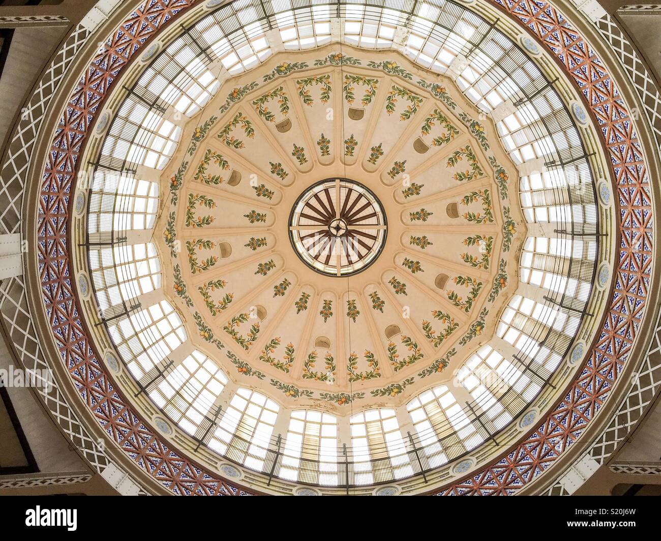 Einige der Zentralen Markt (Mercado Central) Valencia, Spanien - Smartphone-aufgenommenes Stockfoto