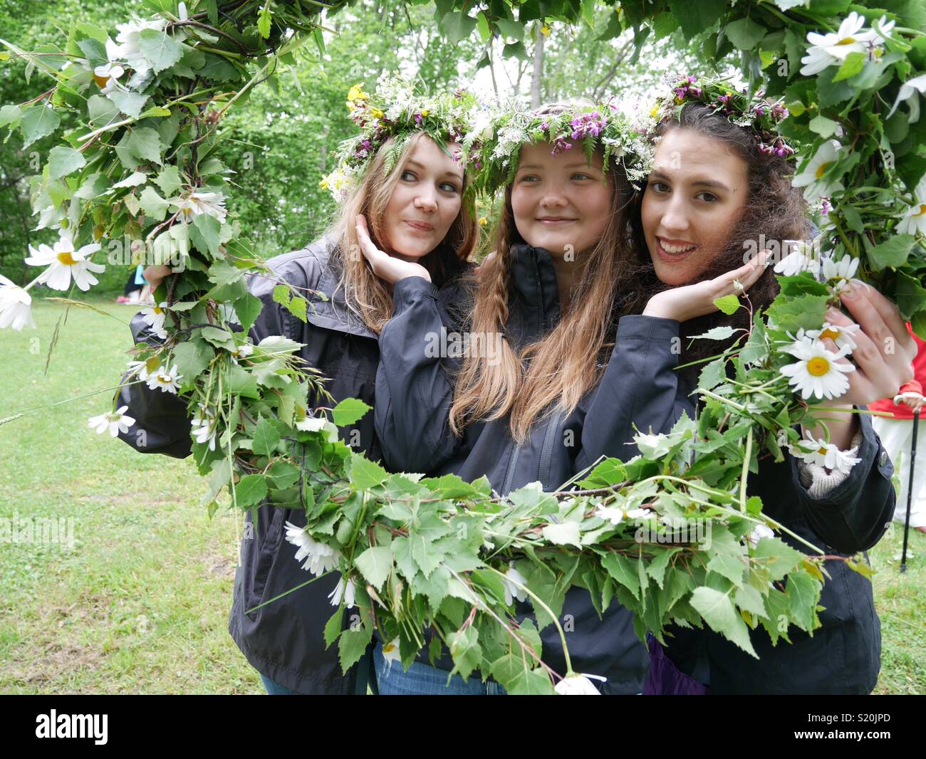 Drei junge Frauen feiern traditionellen Midsommer Mittsommer in Schweden Stockfoto