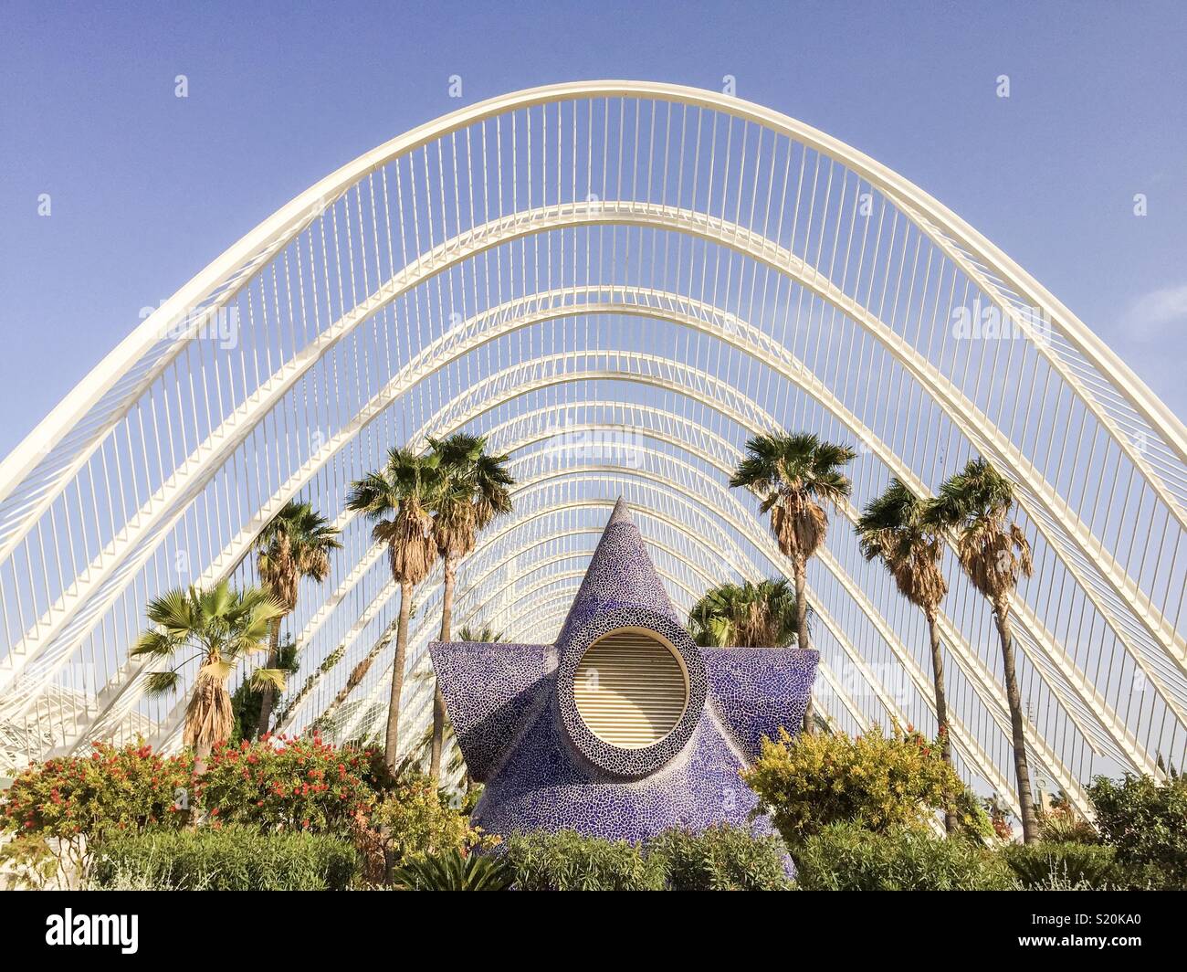 Die umbracle auf der Ars und Wissenschaft Stadt von Santiago Calatrava in Valencia, Spanien - Smartphone-aufgenommenes Stockfoto