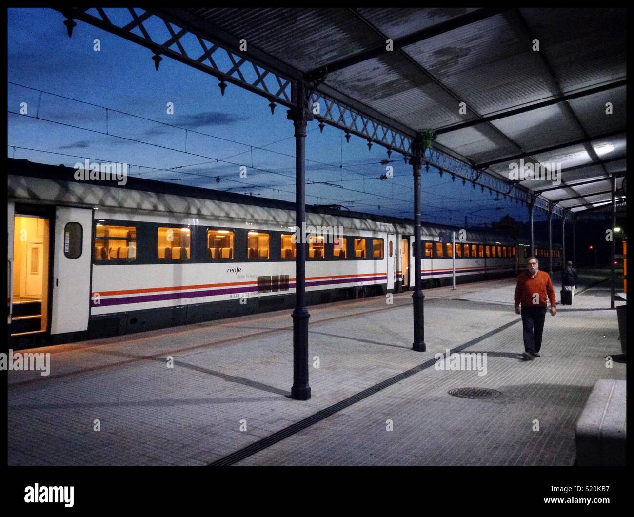 Der erste Zug von Plattform, Mora la Nova, Spanien. - Smartphone-aufgenommenes Stockfoto