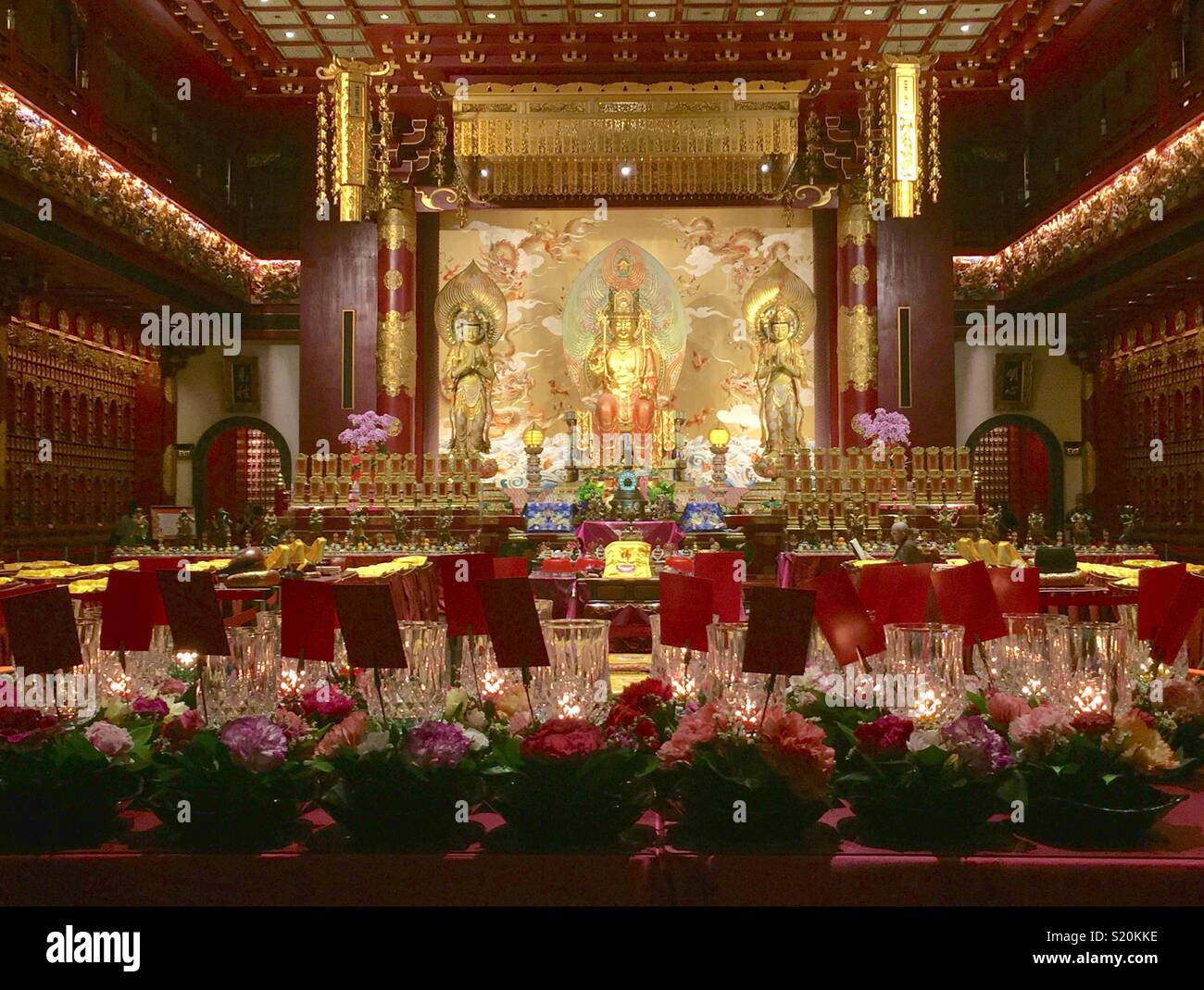Innere des Buddha Tooth Relic Temple und Museum, Singapur Stockfoto
