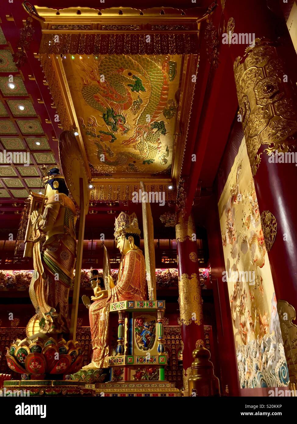 Buddha in der Sitzhaltung auf der Buddha Zahns Tempel in Singapur Stockfoto
