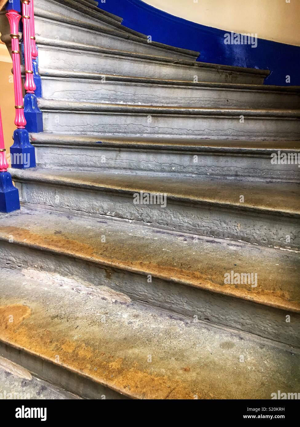 Gebogene Stein viktorianische Treppe mit hell gestrichenen Geländer. Stockfoto