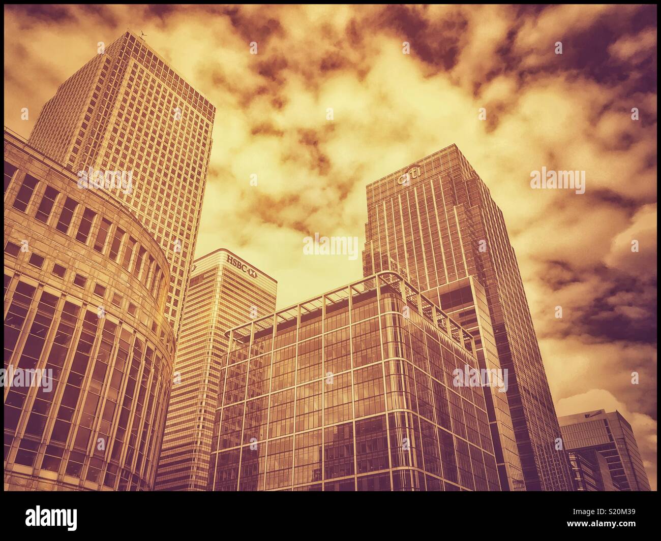 Hohe Bürogebäude am Canary Wharf in den Docklands. Ein stark Sepia getonten Bild der Hochhäuser in London, England. Foto - © COLIN HOSKINS. - Smartphone-aufgenommenes Stockfoto