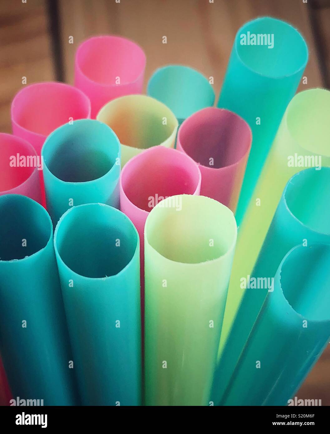 Detailansicht von mehrfarbigen Kunststoff smoothie Strohhalme Stockfoto