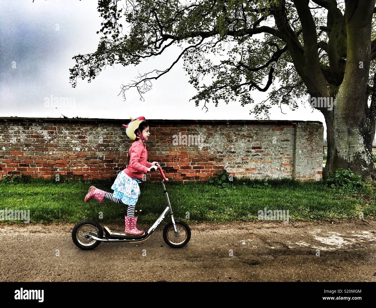 Scooter girl! - Smartphone-aufgenommenes Stockfoto