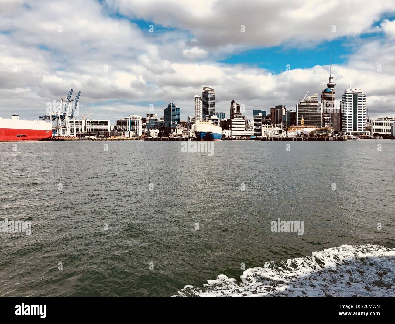 Skyline und den Industriehafen, Auckland, Neuseeland, Nordinsel - Smartphone-aufgenommenes Stockfoto