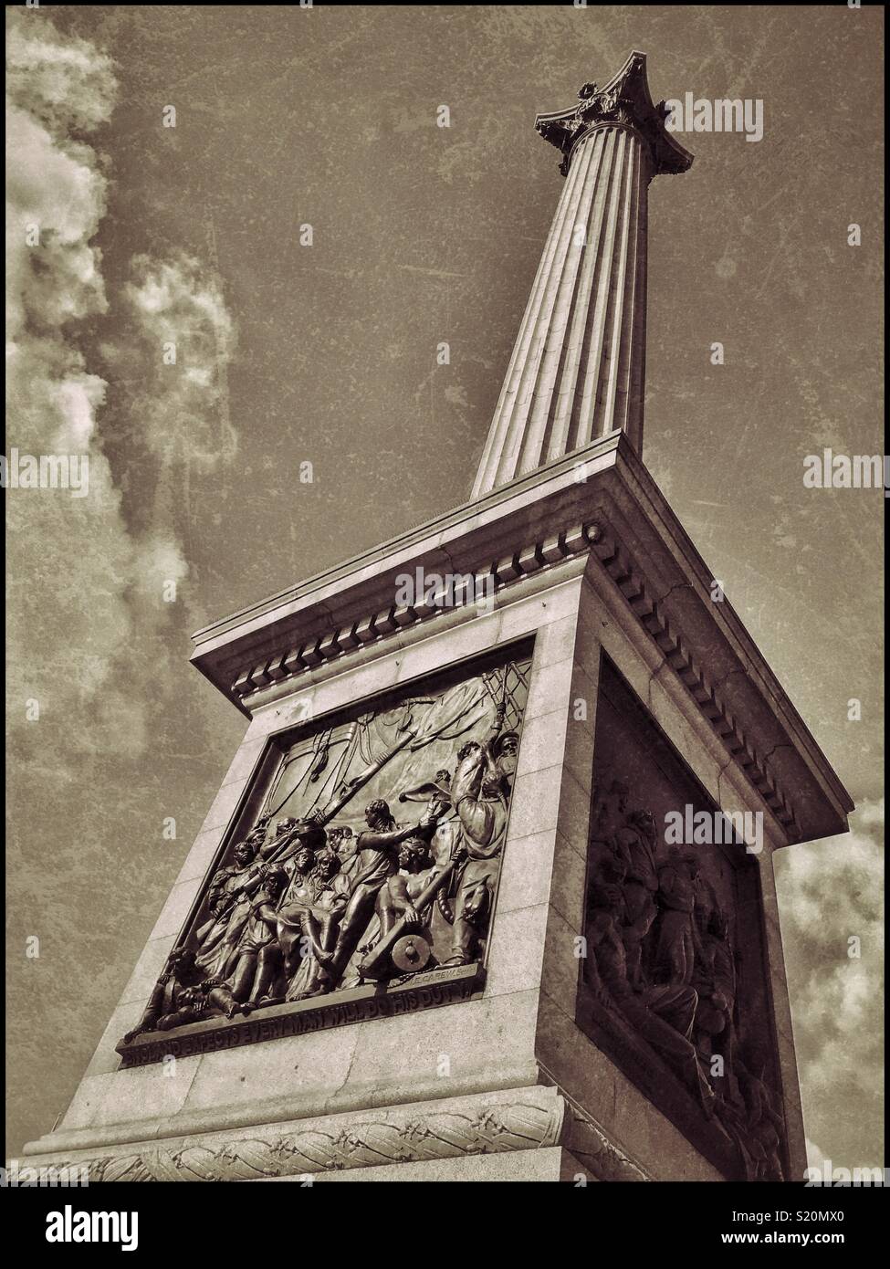 Ein grunge Effekt Bild der Aussicht auf Nelson's Column, Trafalgar Square, London, England. Lord Horatio Nelson's Statue ist nicht sichtbar! Foto - © COLIN HOSKINS. - Smartphone-aufgenommenes Stockfoto