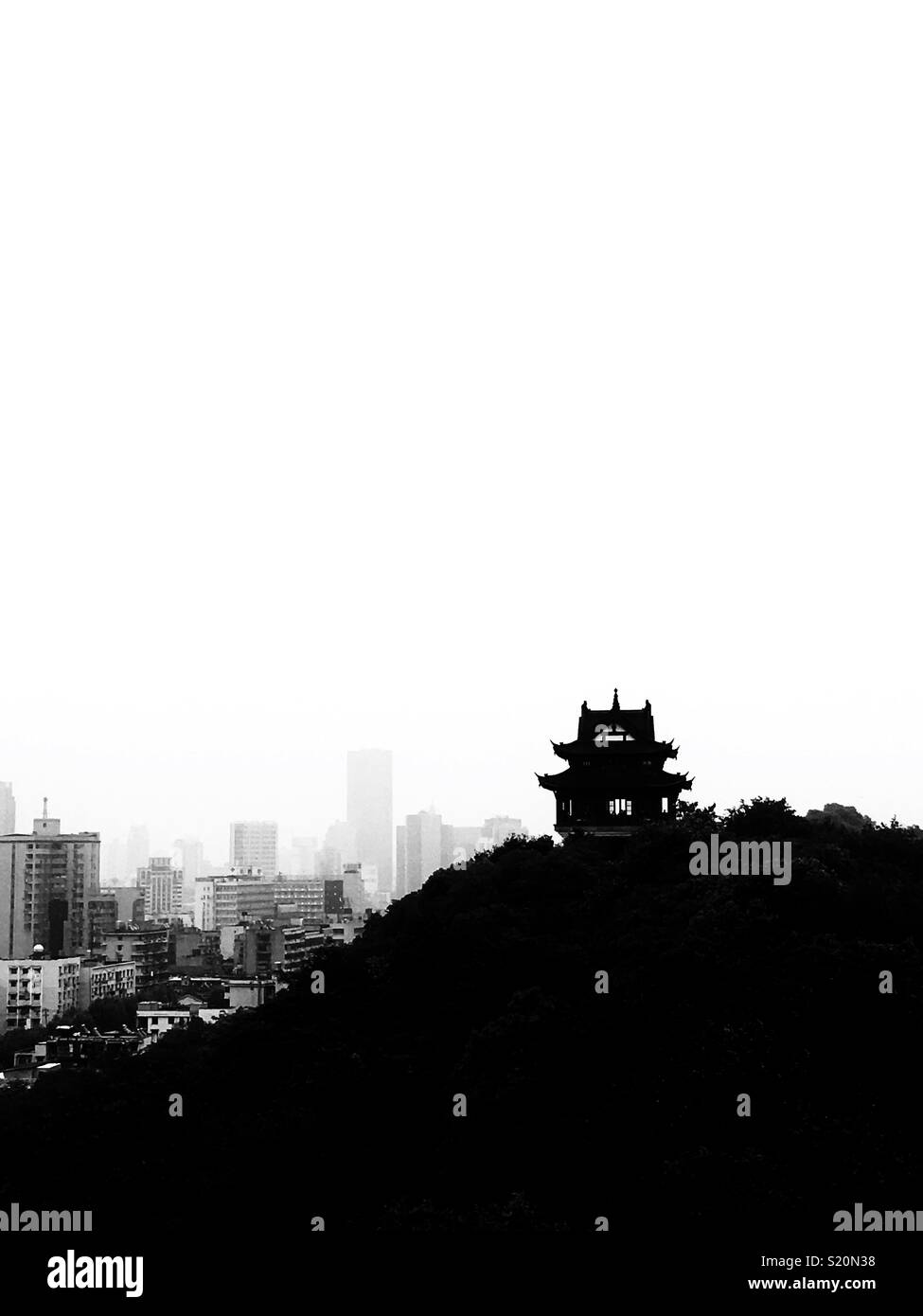 Alt trifft Neu: die Outlook von Yellow Crane Tower, Wuhan. Stockfoto