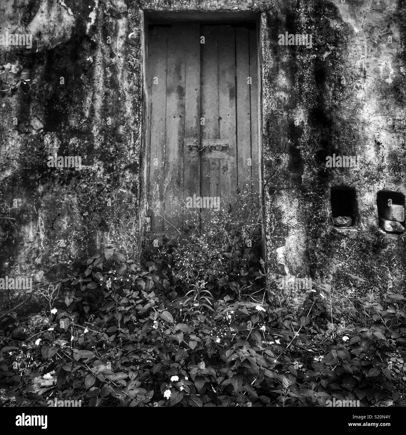 Eingang eines verlassenen Hauses in Luk Keng Village, New Territories, Hong Kong Stockfoto