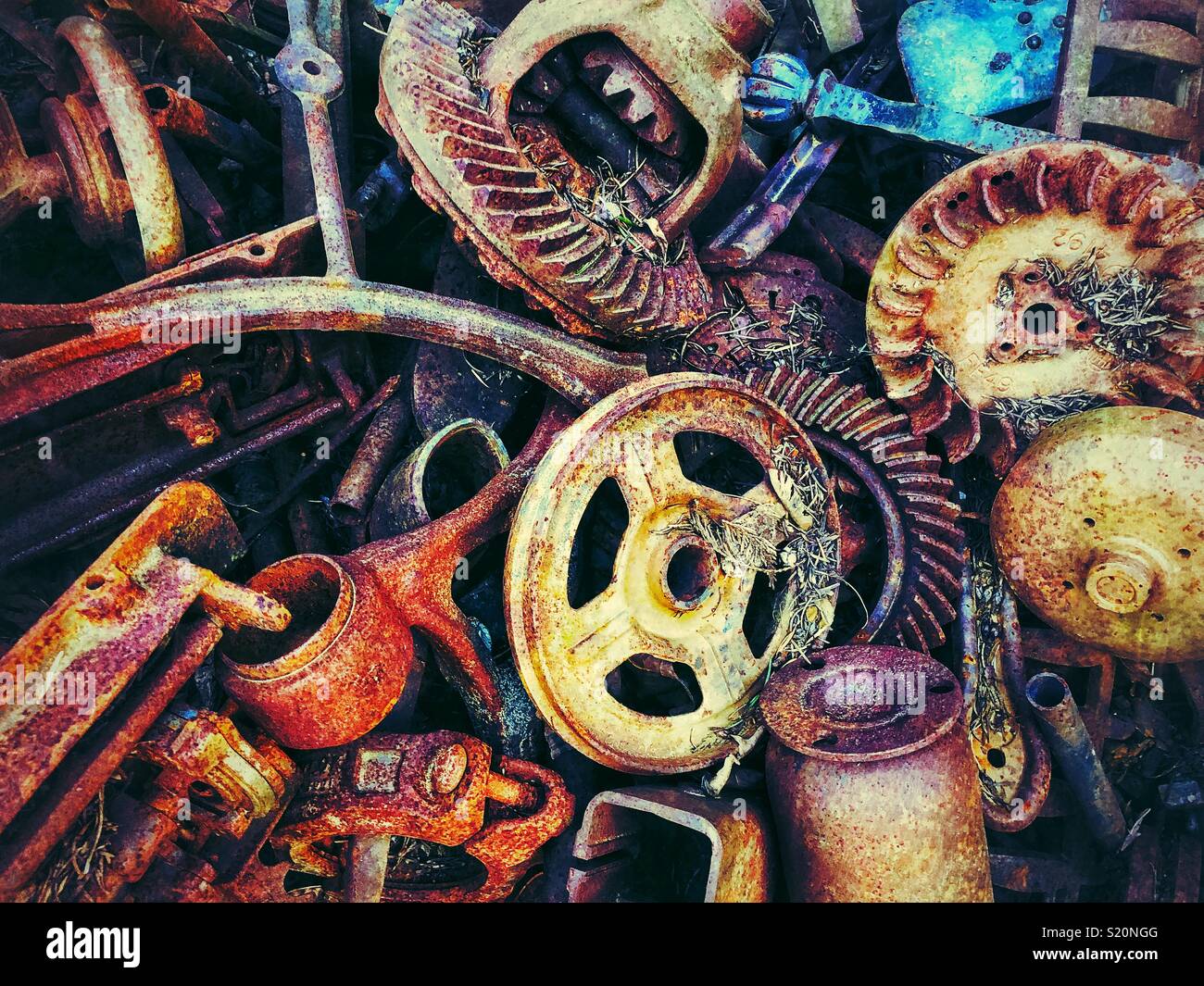 Haufen rostiges Metall junk Stücke Stockfoto