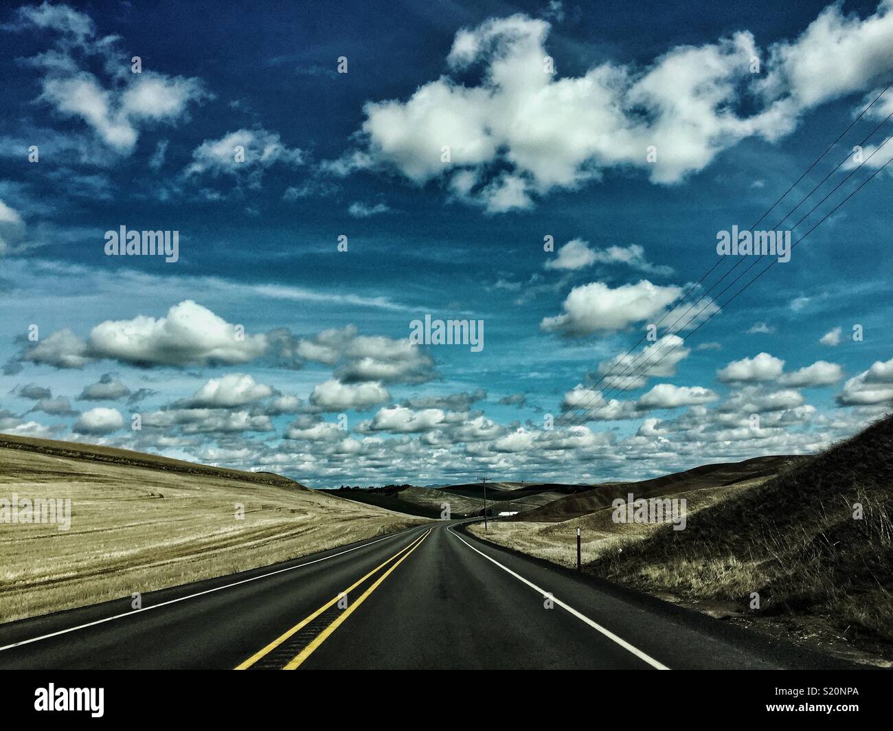 Endlose Wild Country Road Trip durch Palouse Hills Stockfoto