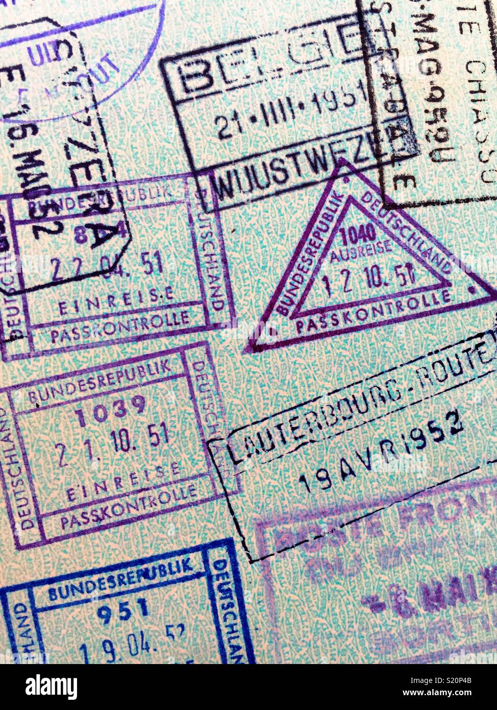 Nahaufnahme von Vintage internationale Visa Stempel in den Reisepass, USA - Smartphone-aufgenommenes Stockfoto