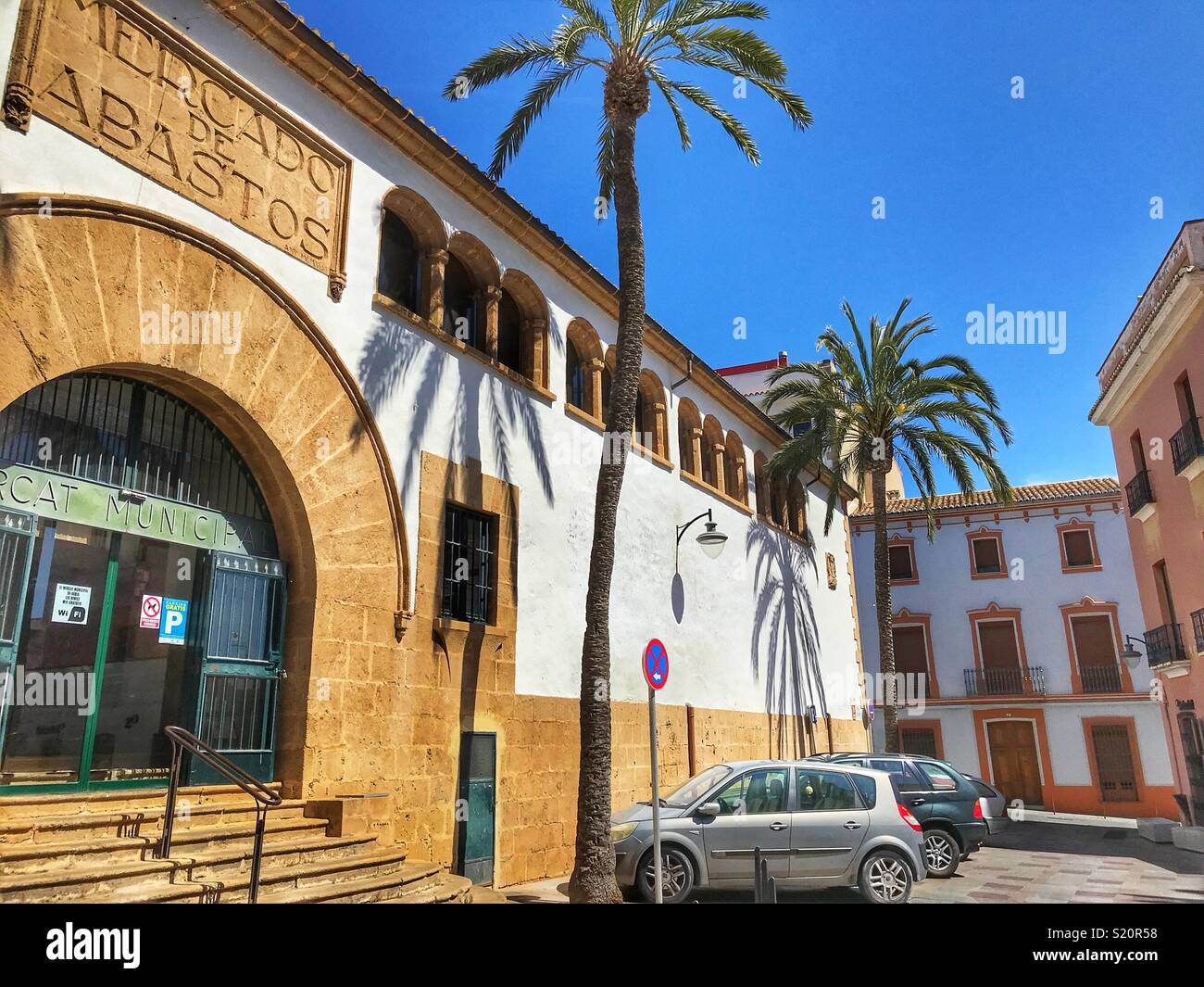 Städtische Markthalle und hohen Palmen, in der Nähe der Altstadt von Javea/Xabia an der Costa Blanca, Spanien Stockfoto