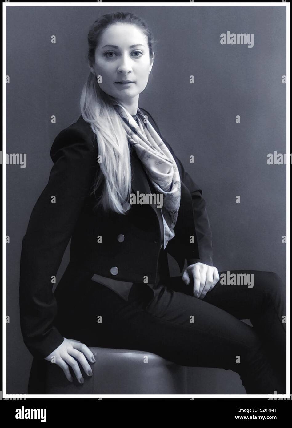 Portrait von eine elegante junge Dame. - Smartphone-aufgenommenes Stockfoto