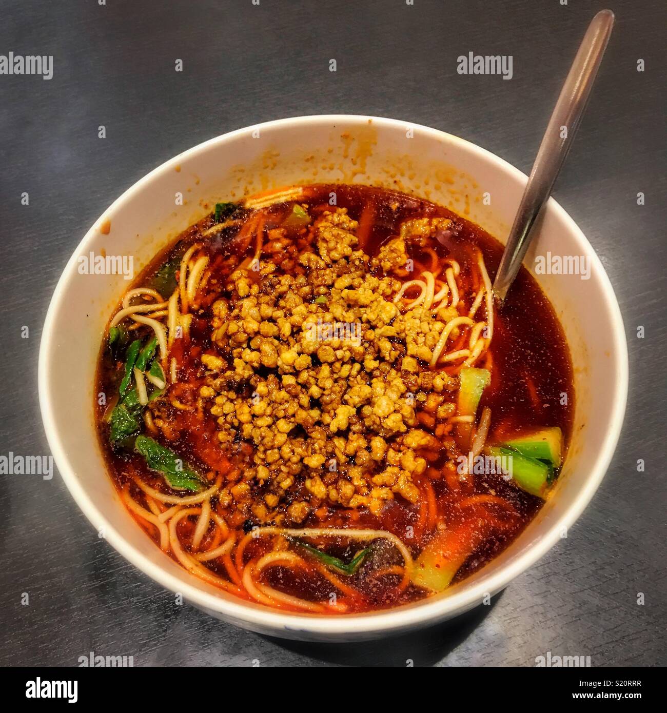 Szechuan Nudeln mit gehacktem Schweinefleisch in Chili Sauce - Smartphone-aufgenommenes Stockfoto