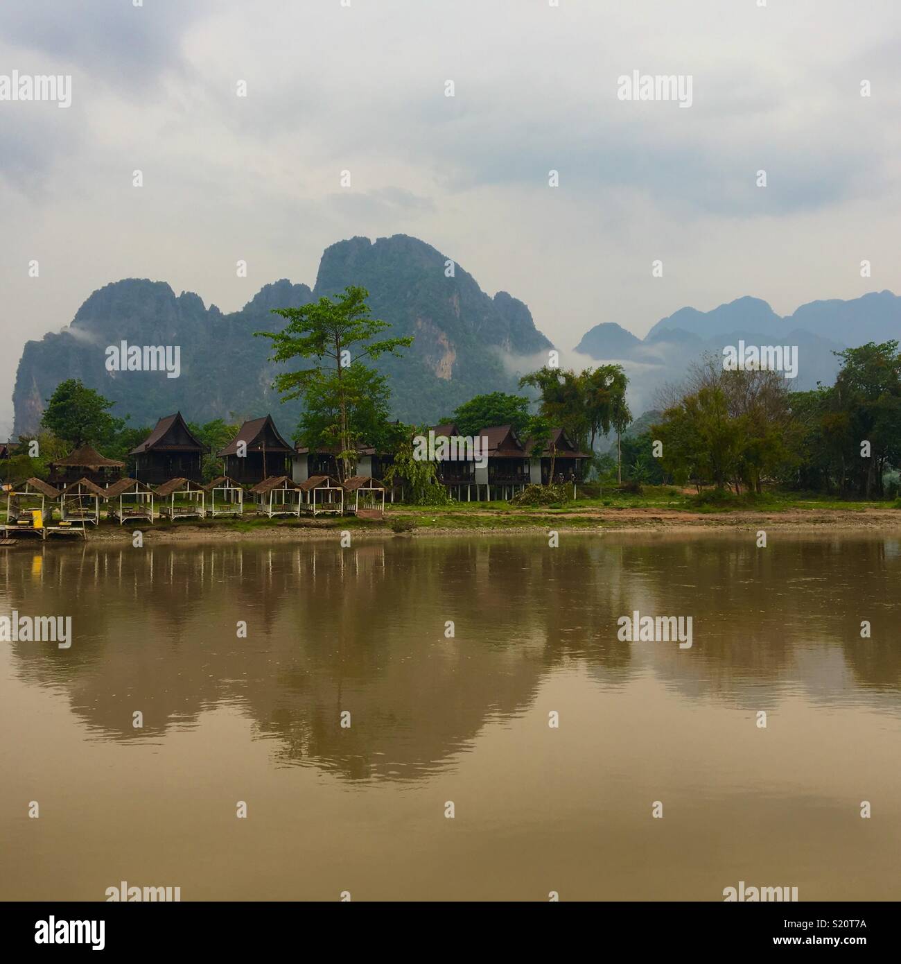 Berge, die auf dem Fluss in Vang Vieng Laos Stockfoto