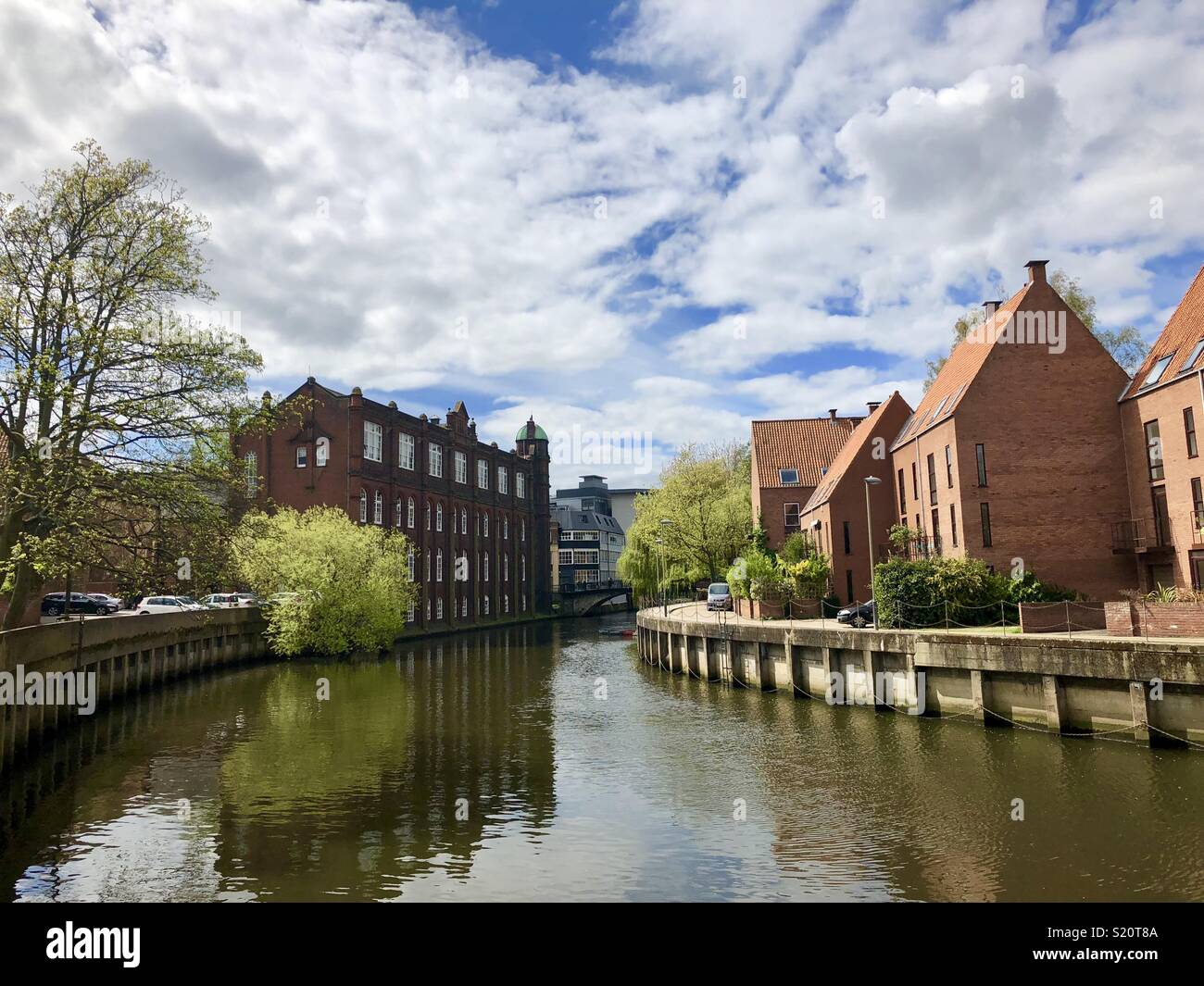 Norwich Universität der Künste und der Fluss Wensum Stockfoto