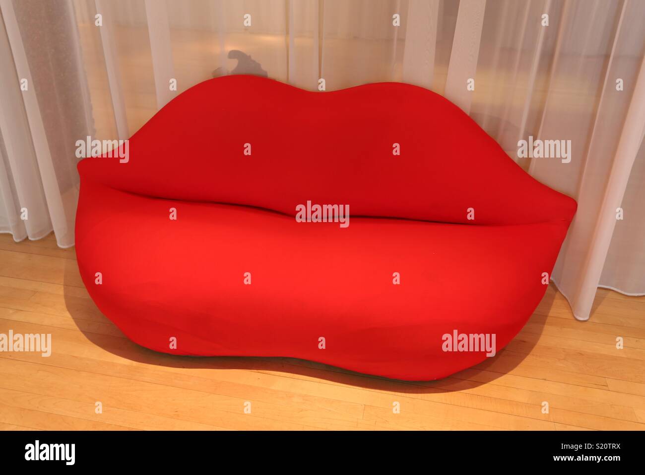 Rote Lippen Sofa Stockfoto