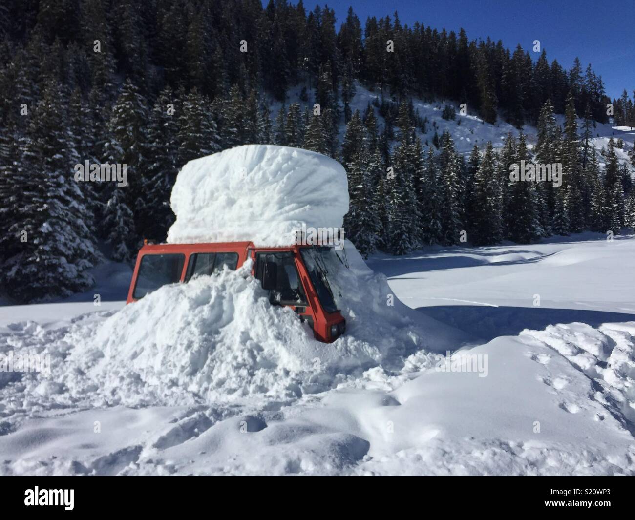 Auto begraben in Snow Drift Stockfoto