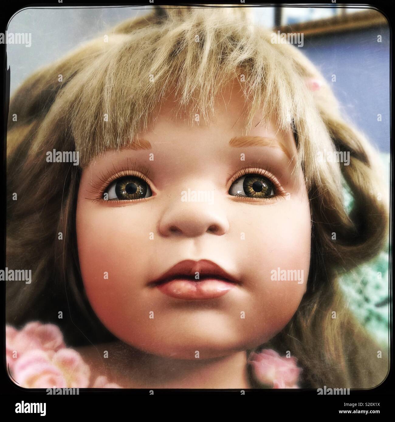 Porzellan-Puppe - Smartphone-aufgenommenes Stockfoto Porzellan-Puppe - Smartphone-aufgenommenes Stockfoto