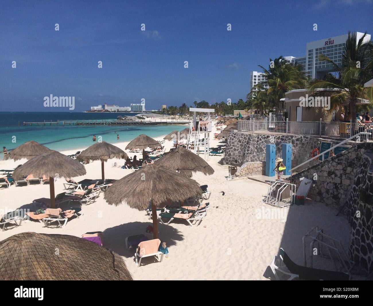 Foto der nördlichen Cancun Hotel Streifen Strand am Riu Hotel. Der weiche, weiße Sand, das kristallklare Wasser des Meeres machen dies zu einem wunderschönen Urlaubsort. Stockfoto