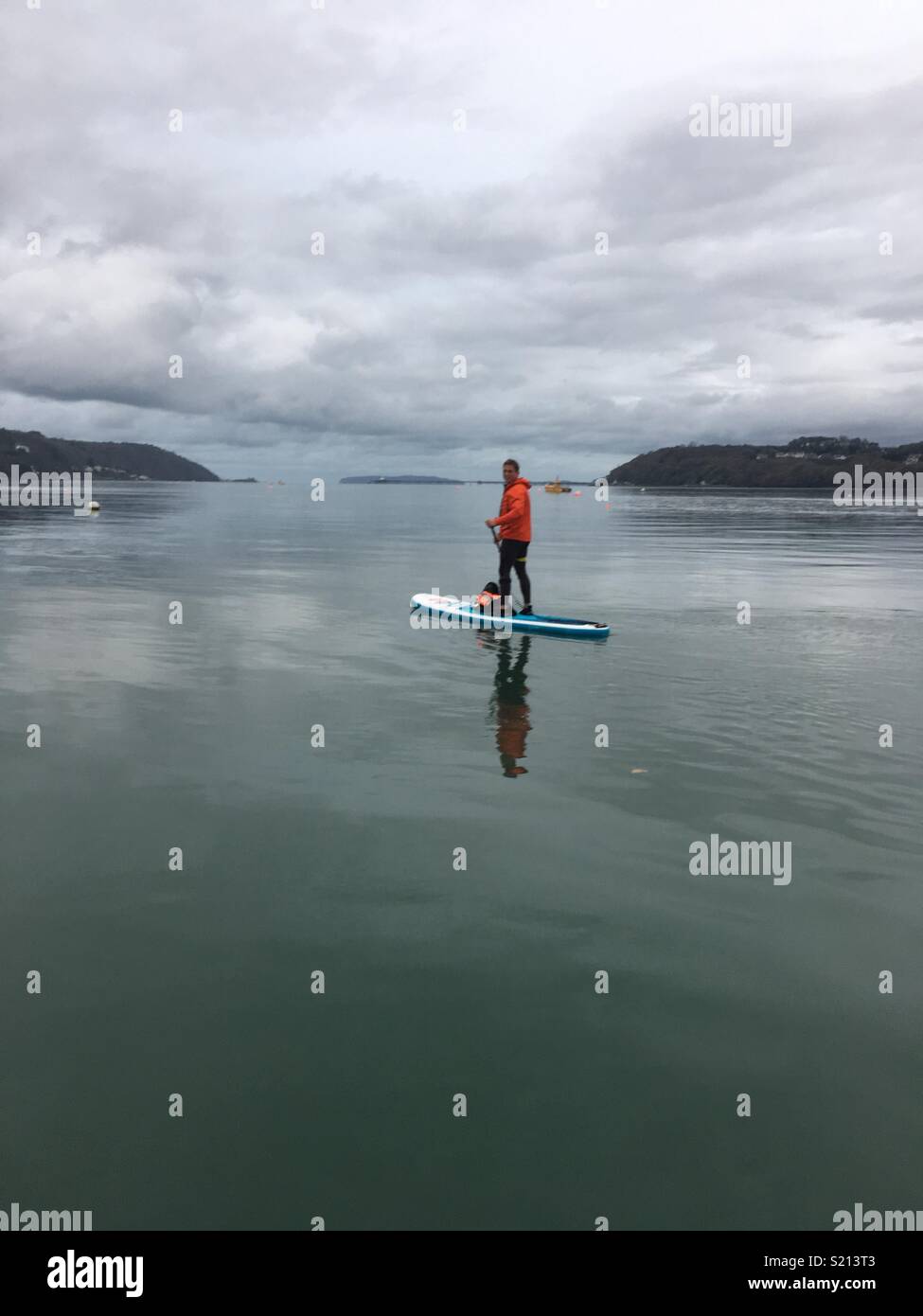 Paddle Boarding auf der Menai gerade Wales Wassersport Stockfoto