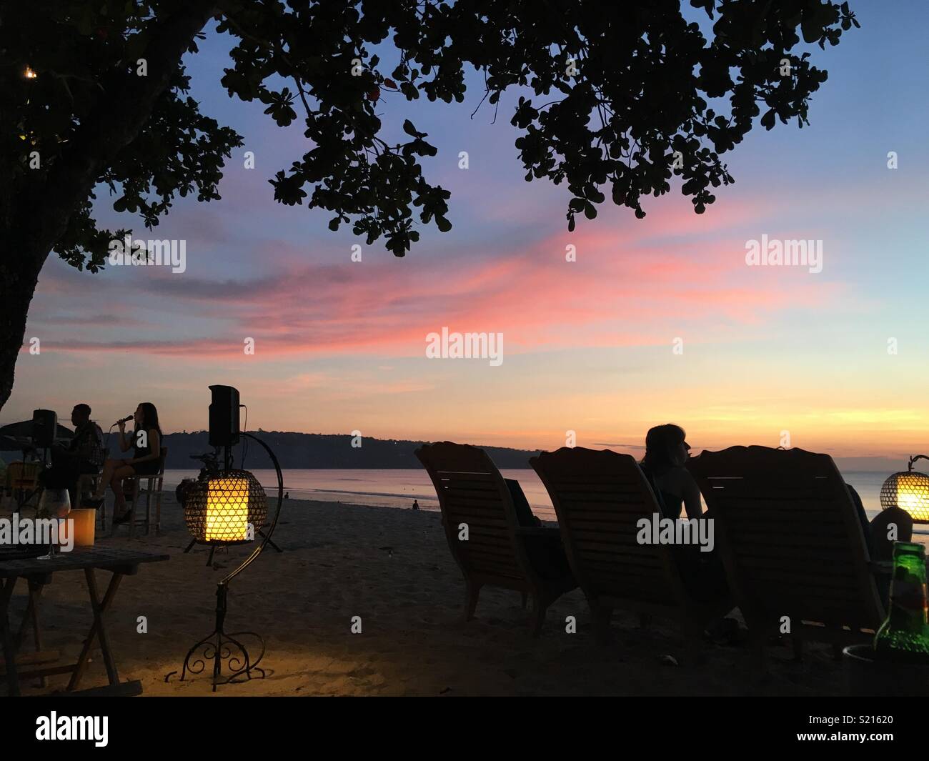 Sonnenuntergang in Jimbaran Bay, Bali. Stockfoto