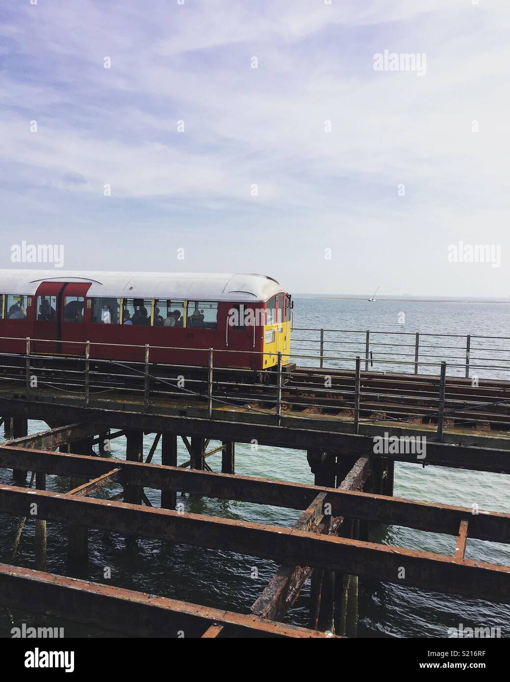 Zug über das Meer Stockfoto