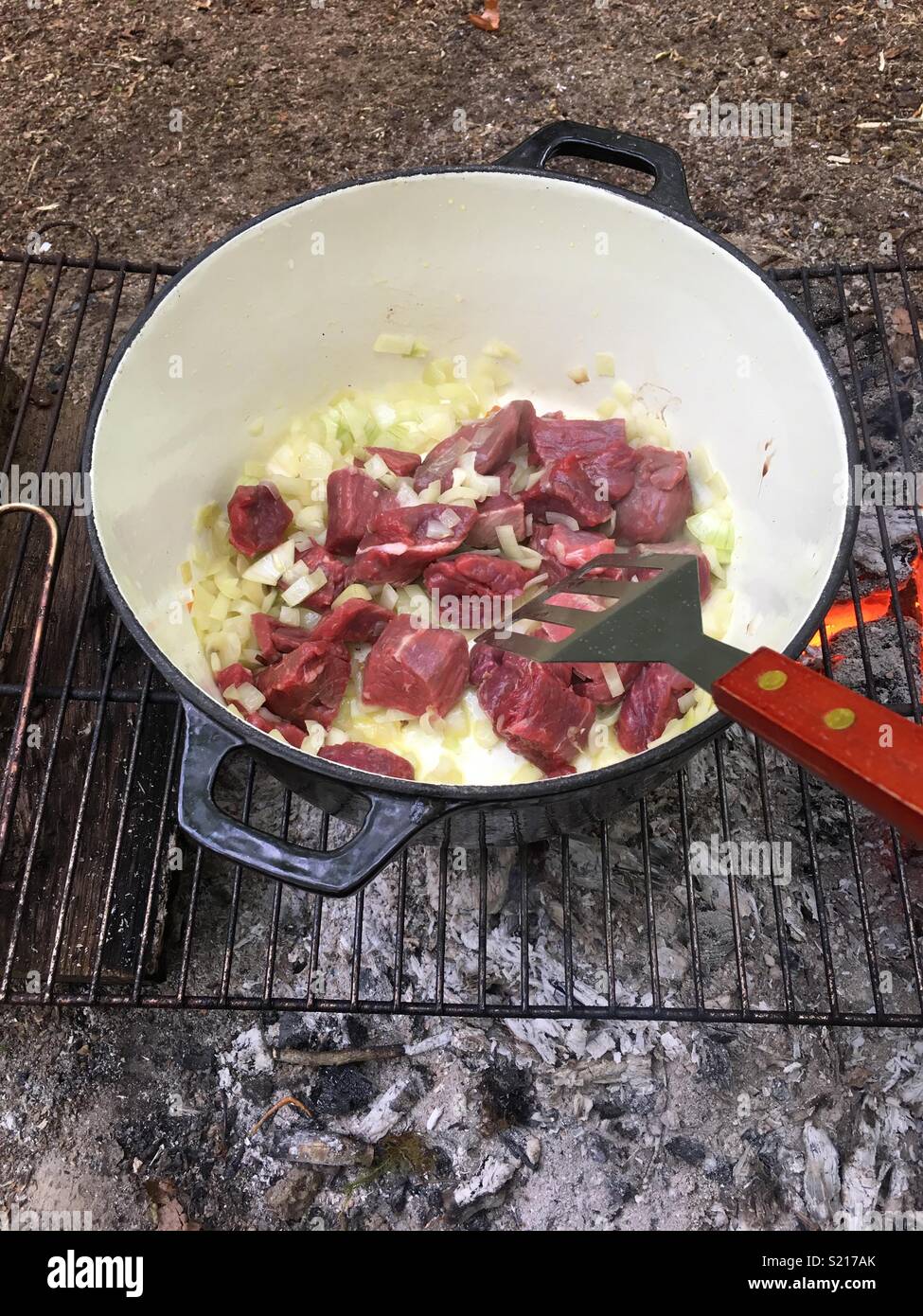 Am Lagerfeuer kochen Stockfoto