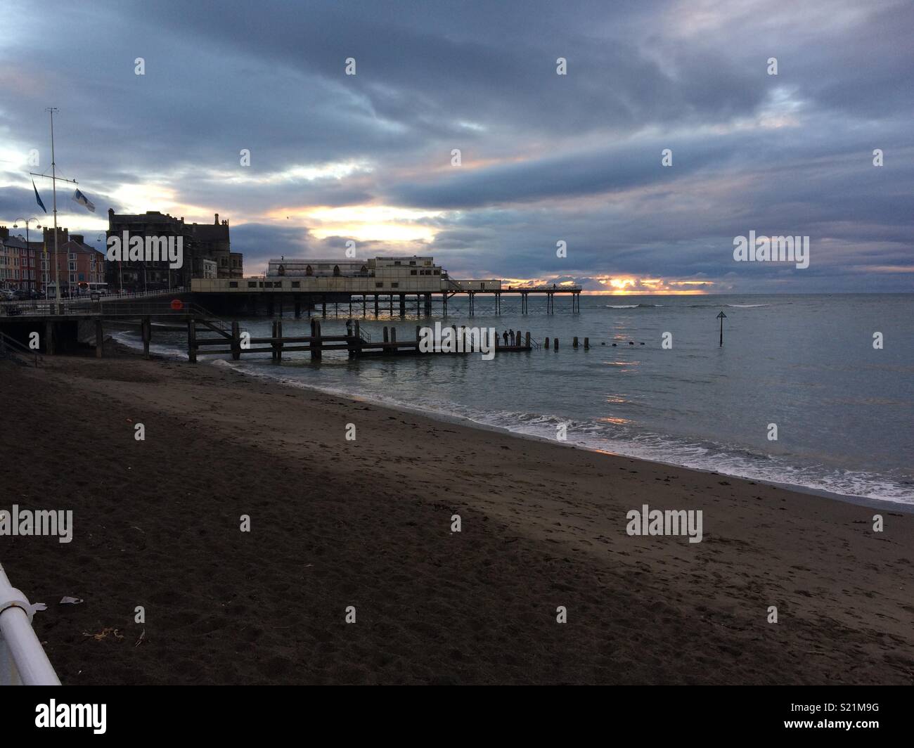 Sonnenuntergang über einem Pier in einer britischen Küstenstadt Stockfoto