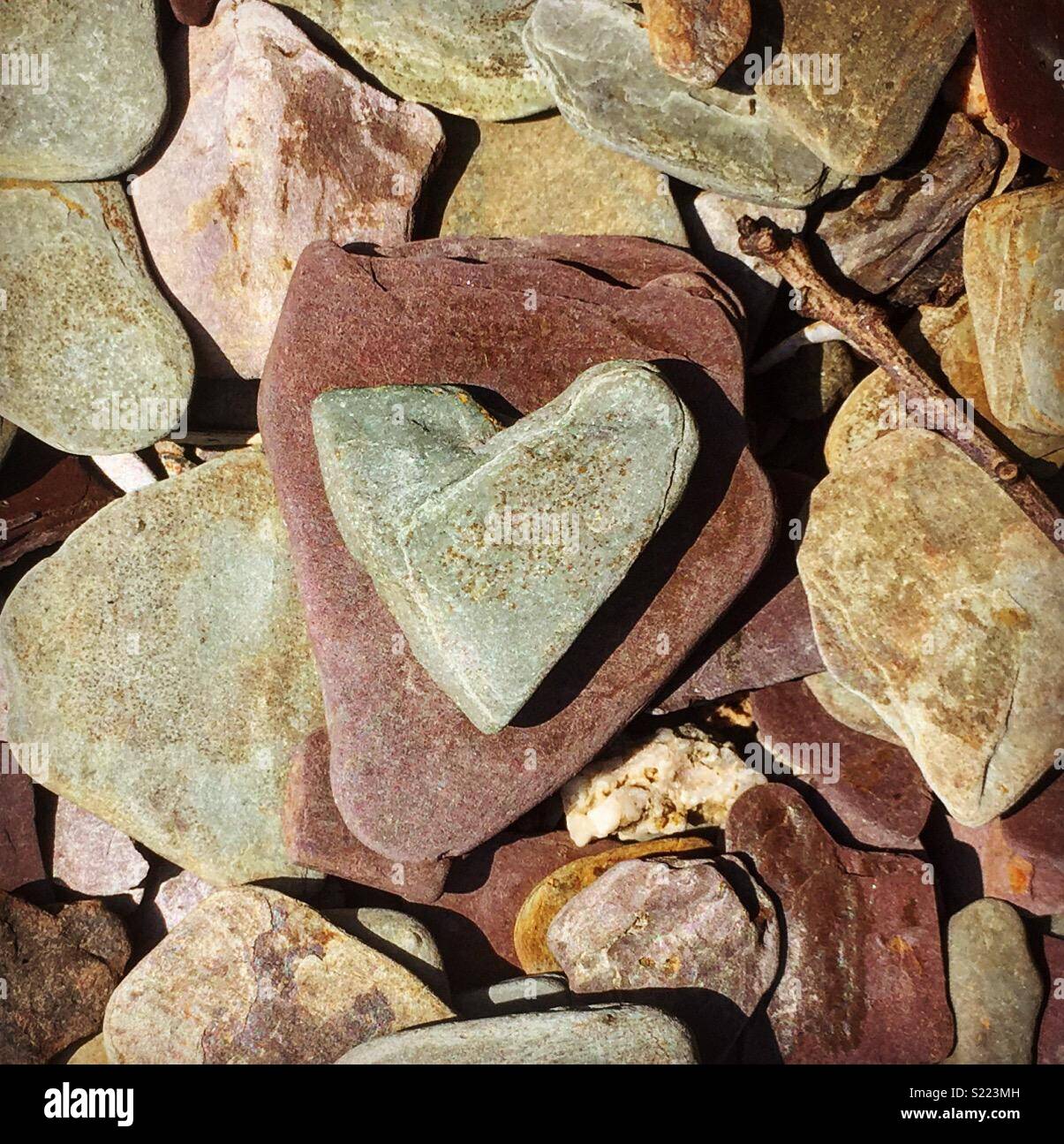 Herzförmige Stein, eine Liebe, die sich auf die Felsen Stockfoto