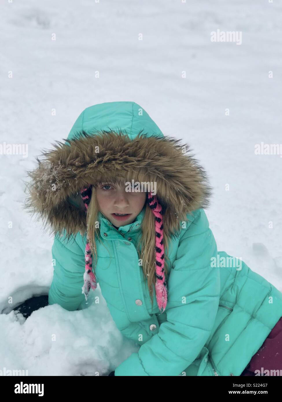 Mädchen im Schnee Stockfoto