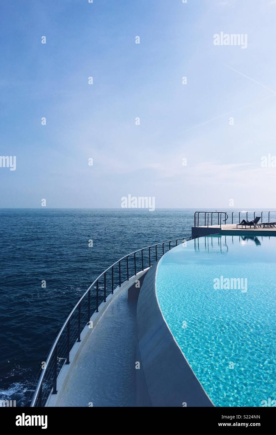 Hotel Pool neben dem Meer im Süden Frankreichs Stockfoto