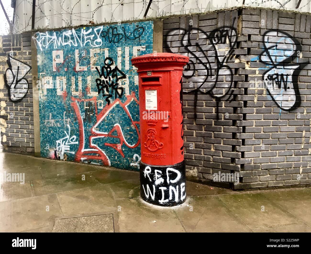 Traditionelle rote Post Box in Hackney East London im März 2018 ergriffen entfernt Stockfoto