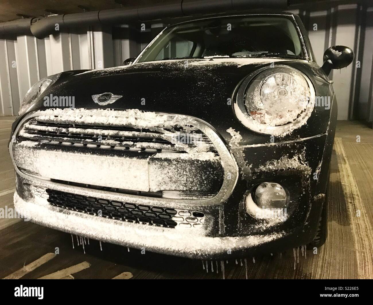 Mini Cooper 3 Türer in Eis Stockfoto