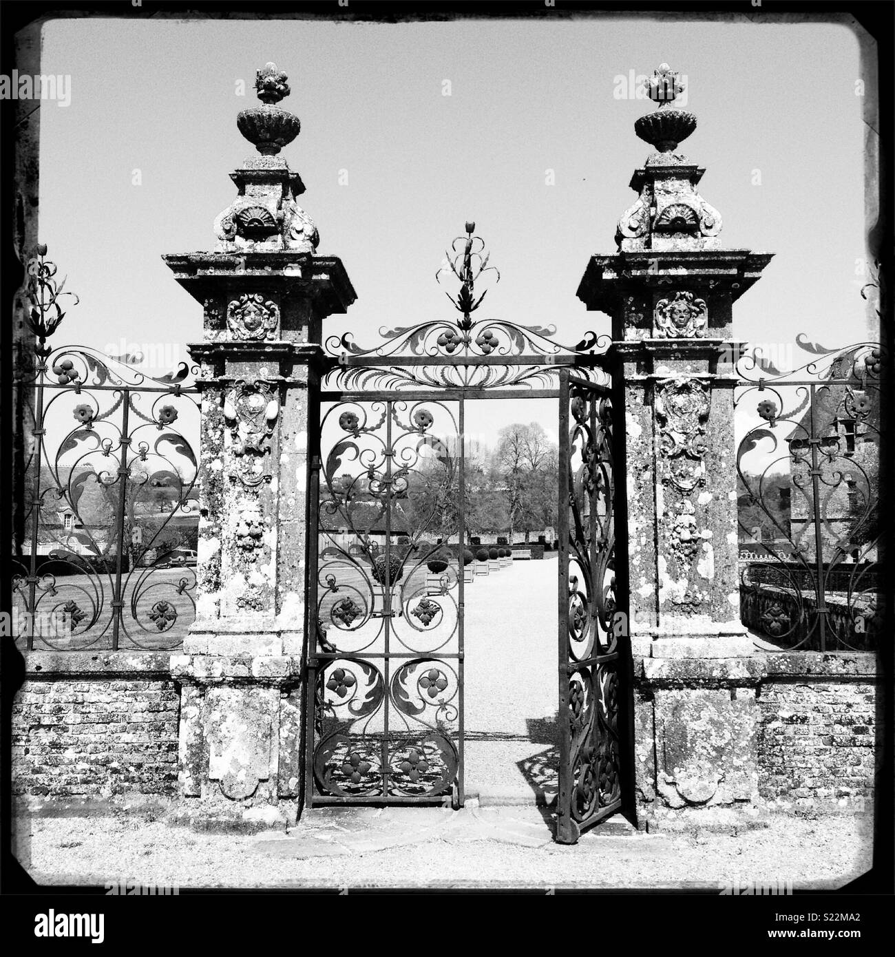 Schmiedeeisen Tor geöffnet, und das Schloss von Carrouges in der Normandie, Frankreich Stockfoto