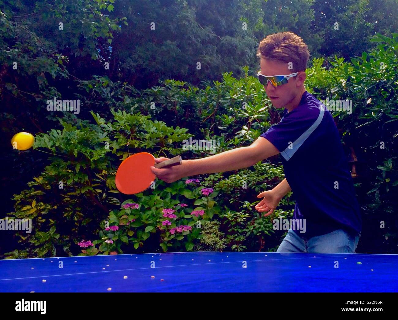 Teenager Tischtennis spielen Stockfoto