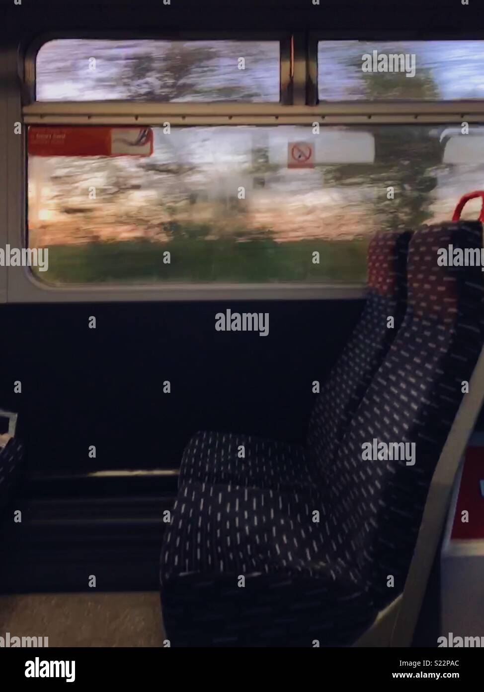 Sonnenuntergang über einen Zug Fenster - Smartphone-aufgenommenes Stockfoto