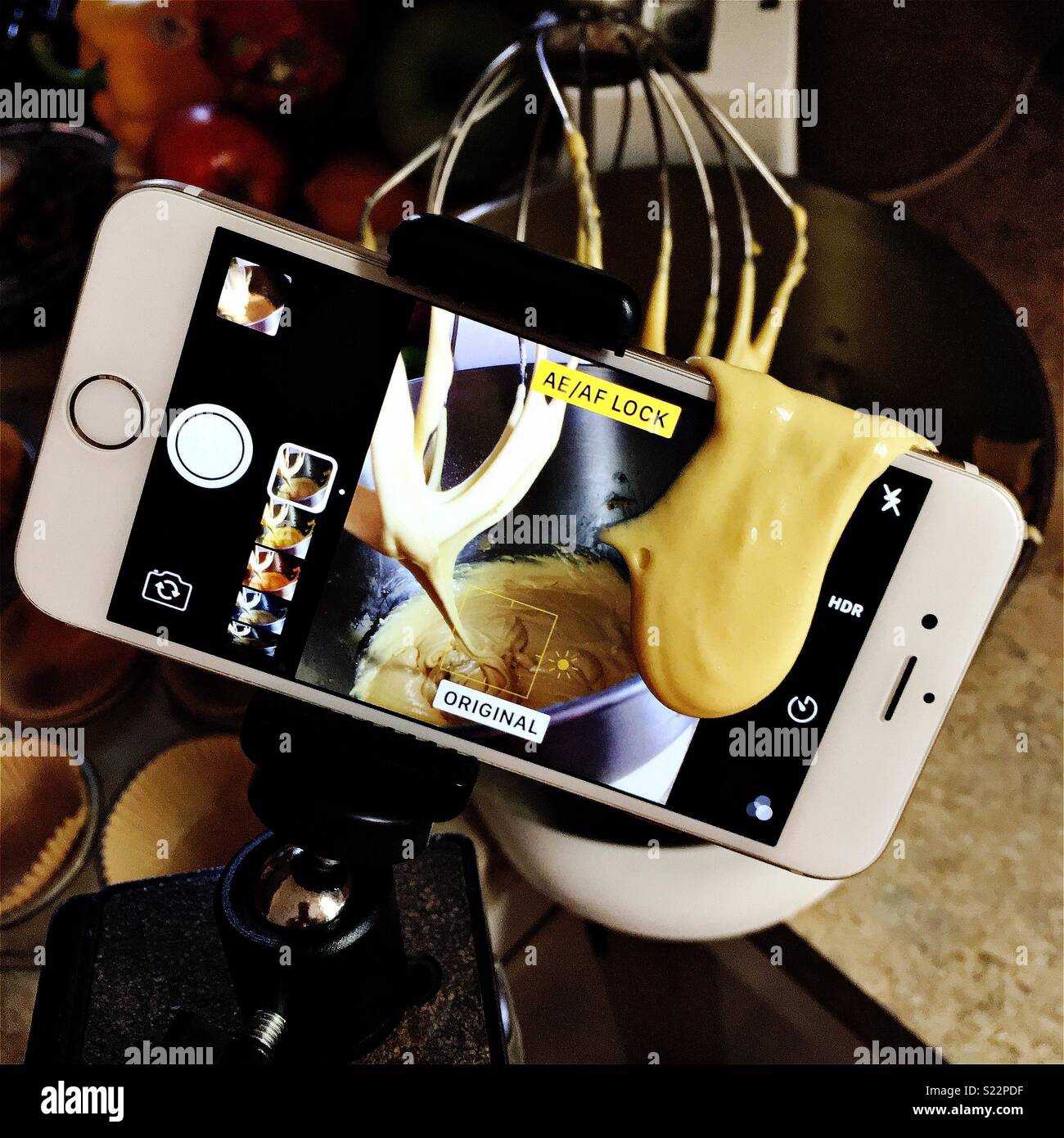 IPhone Foto von einem iPhone ein Foto von splatttering Kuchenteig. # Meta Stockfoto