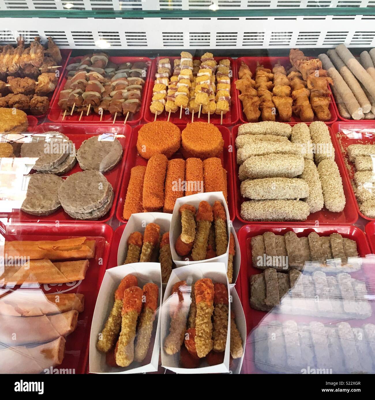 Frittierte Speisen unter Glas der Belgischen fast food stand Stockfoto