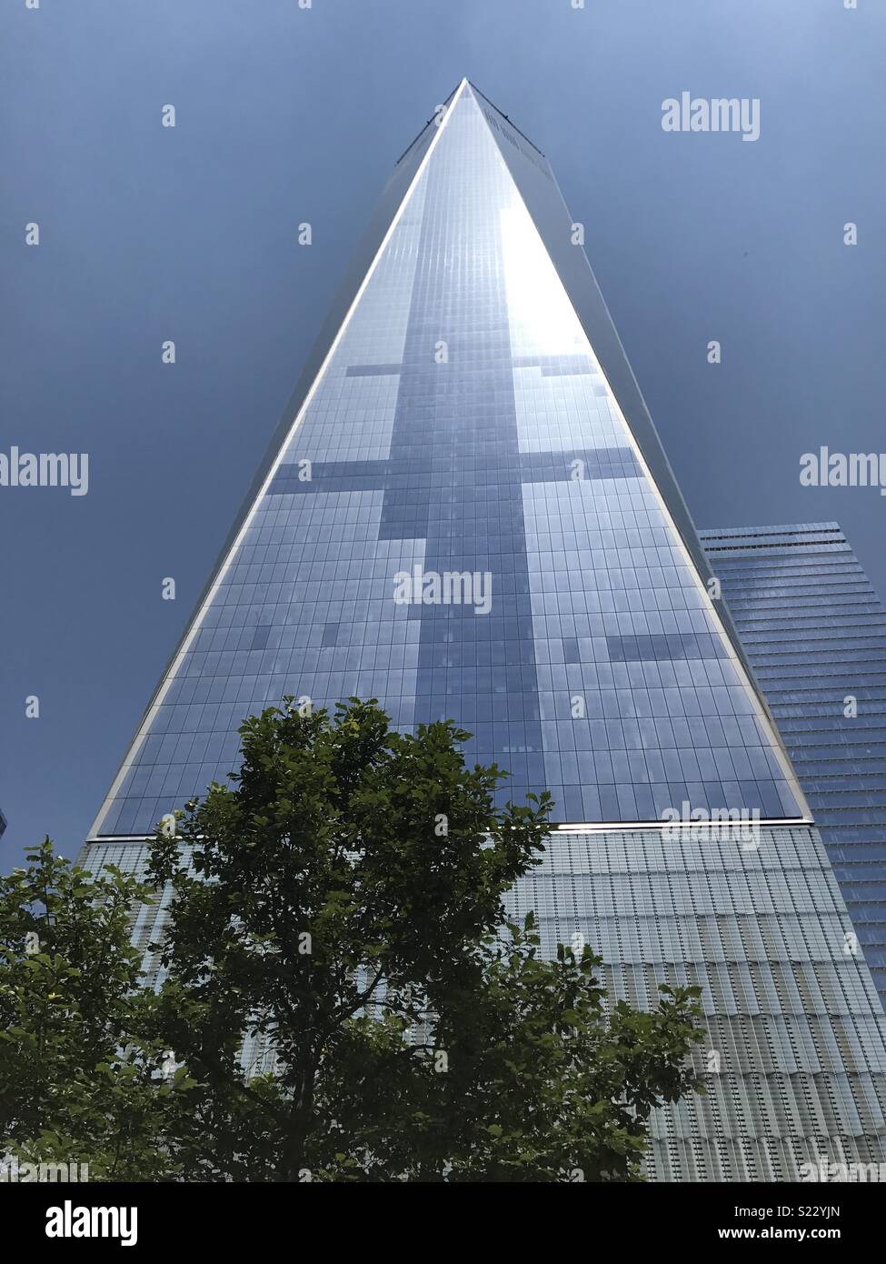 Mit dem iPhone Plus 7. New York World Trade Center einen (Freedom Tower). Die Sonne aus dem Winkel des Gebäudes geben einen Regenbogen Pyramide Wirkung widerspiegeln Stockfoto