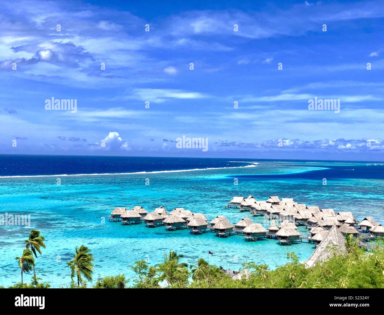 Blick auf die Blaue Lagune mit Überwasser Bungalows, Moorea, Französisch Polynesien, Gesellschaft Inseln Stockfoto