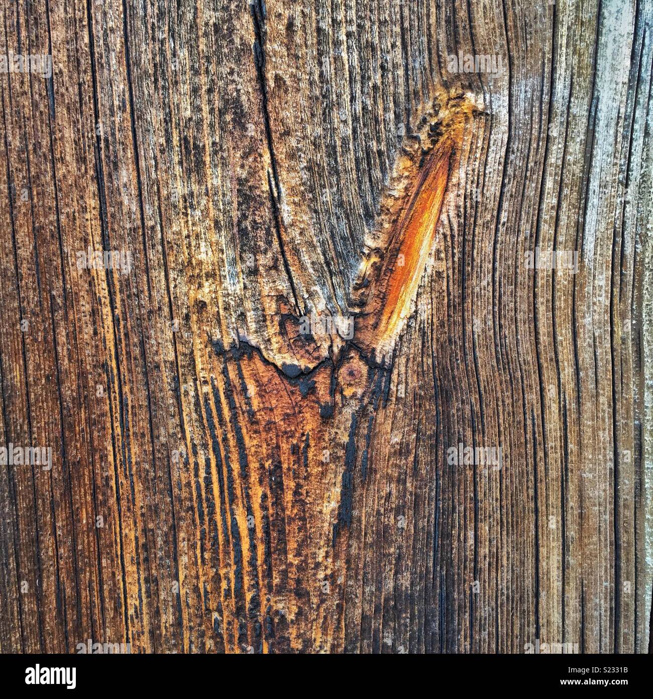 Texturierte Oberfläche der alten Platine - Smartphone-aufgenommenes Stockfoto