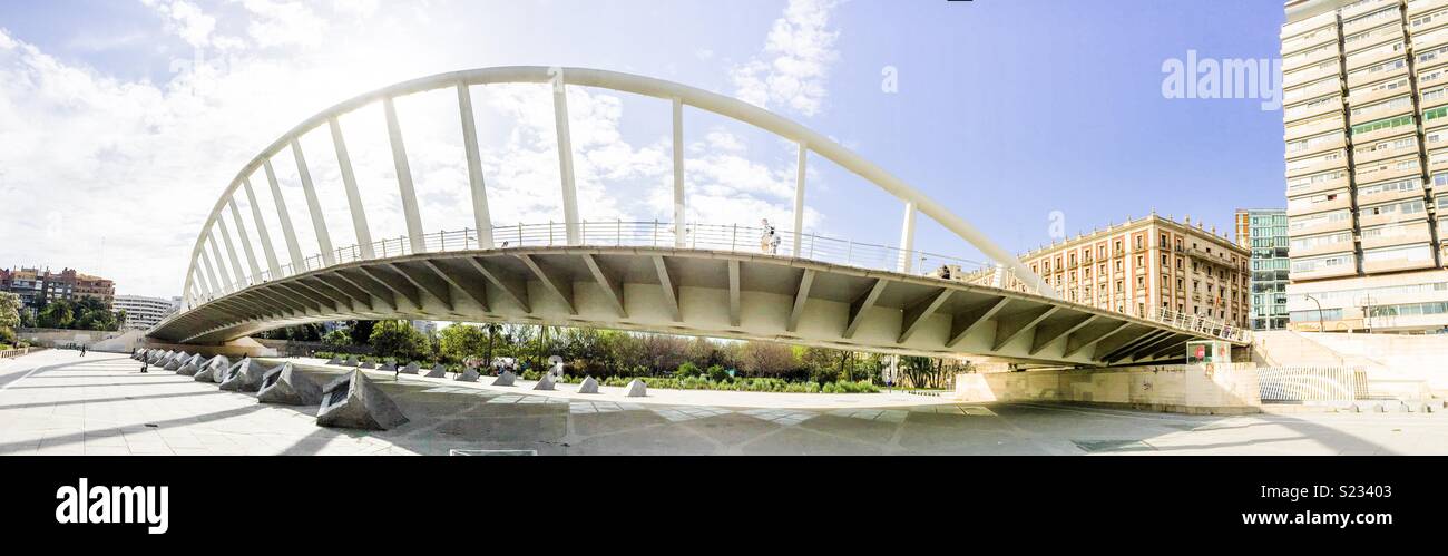 Panoramablick auf exposicion Brücke von Santiago Calatrava in Valencia, Spanien - Smartphone-aufgenommenes Stockfoto