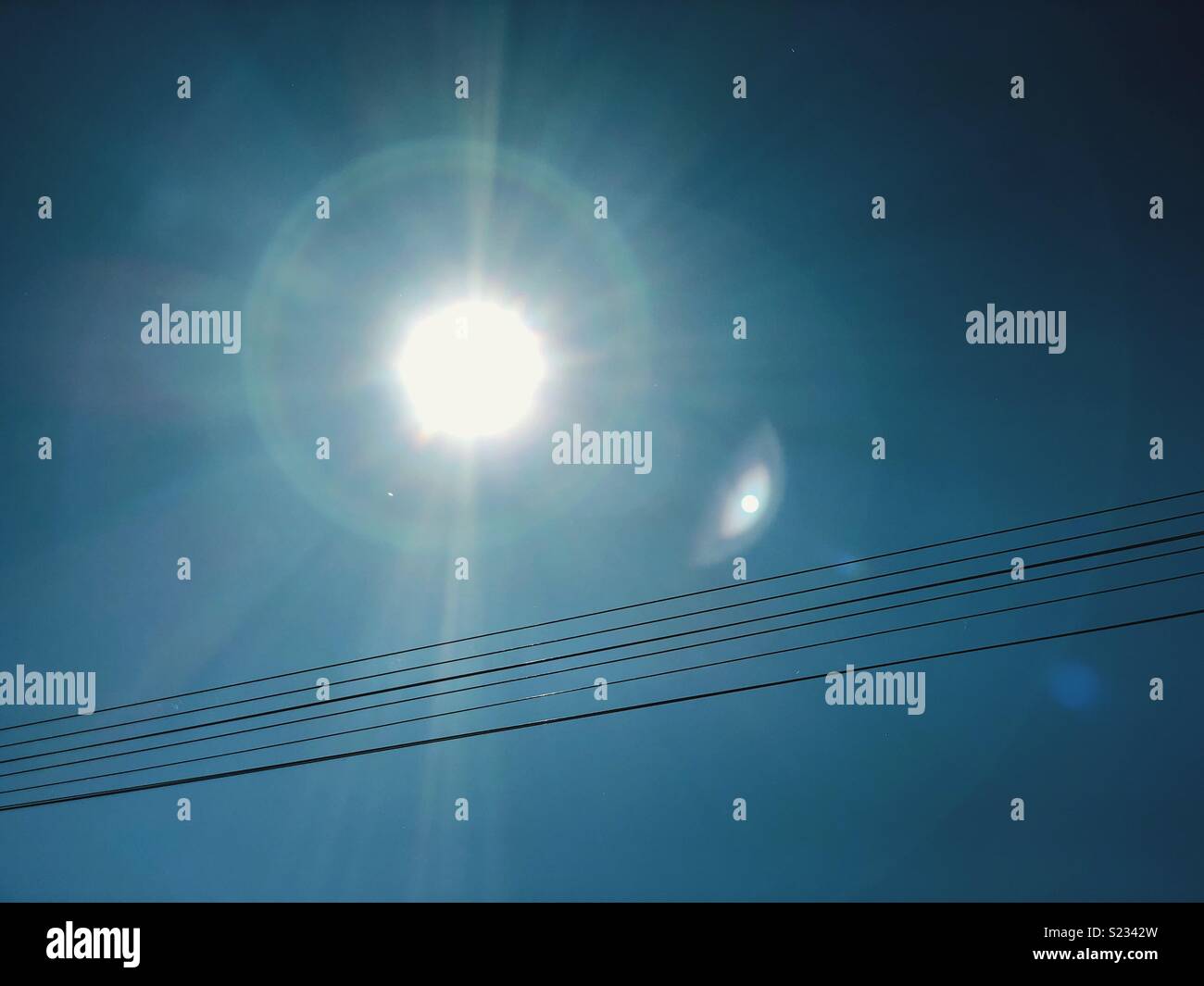 Sonnenlicht und Overhead Netzkabel Stockfoto