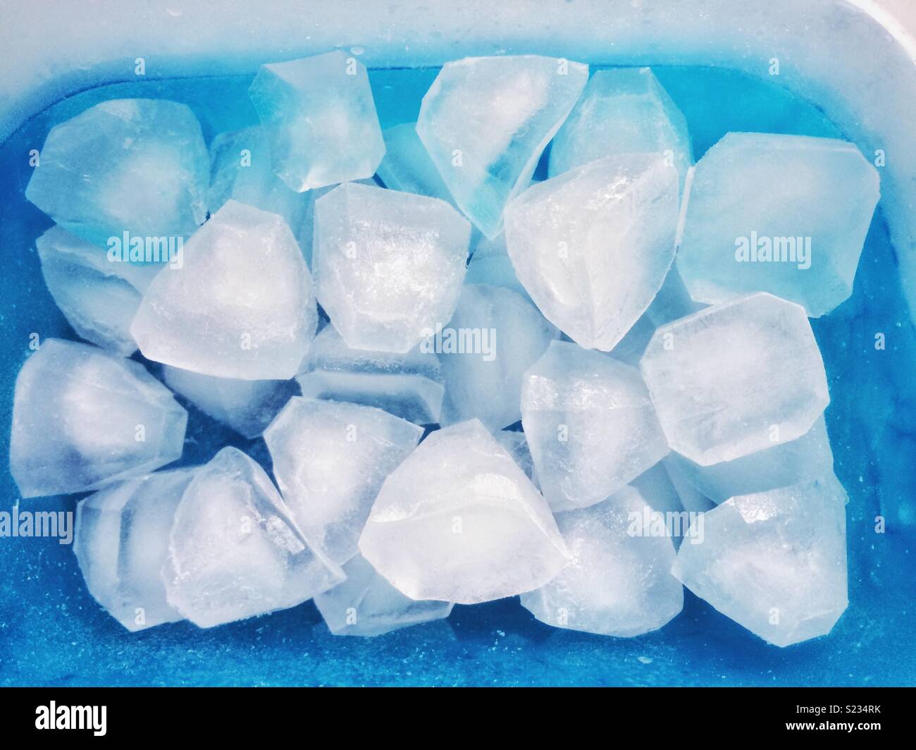 Eiswürfel auf Blau abd kalten Hintergrund Stockfoto